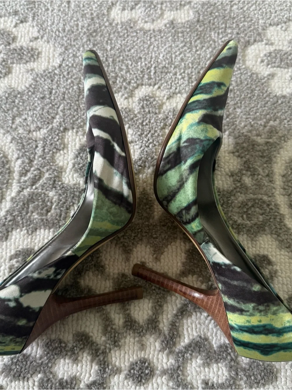 GUESS Green Zebra-Print camo Pointed Toe Stiletto Heels size 7